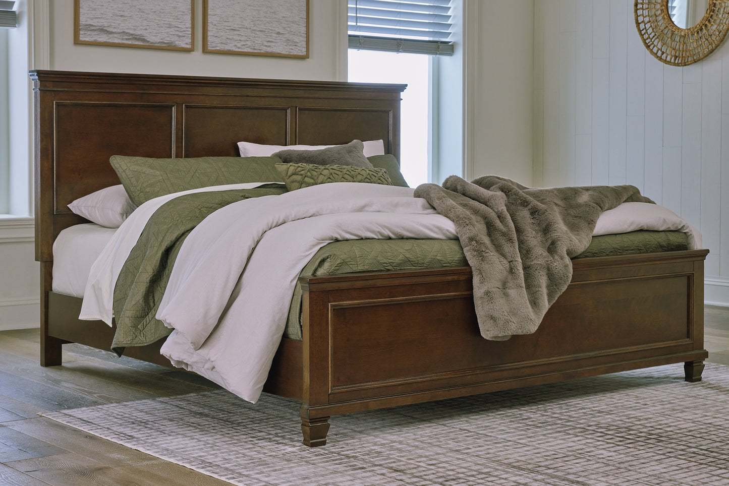 Cama con paneles Danabrin, cómoda y espejo