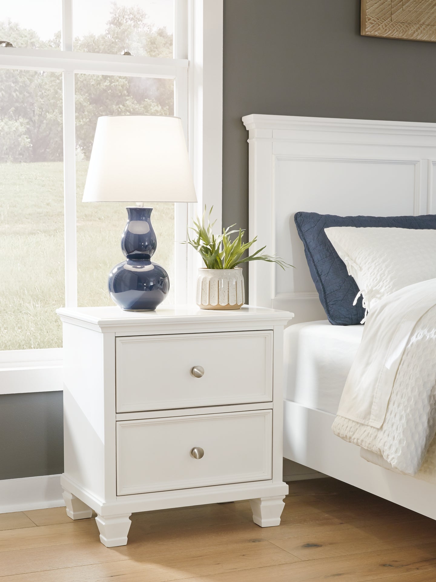 Cama Fortman con paneles, cómoda con espejo y mesita de noche