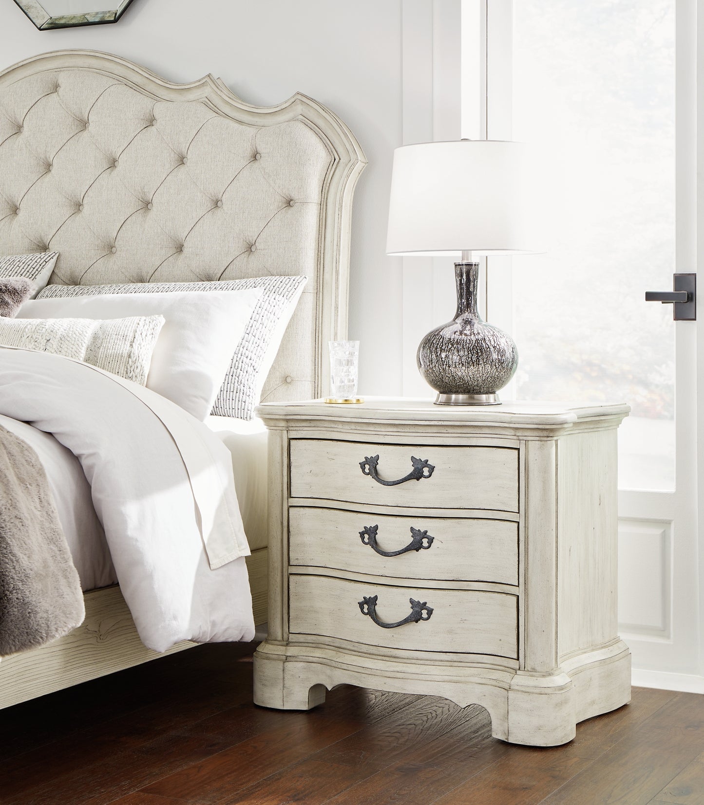 Cama tapizada Arlendyne con cómoda con espejo, cómoda y mesita de noche