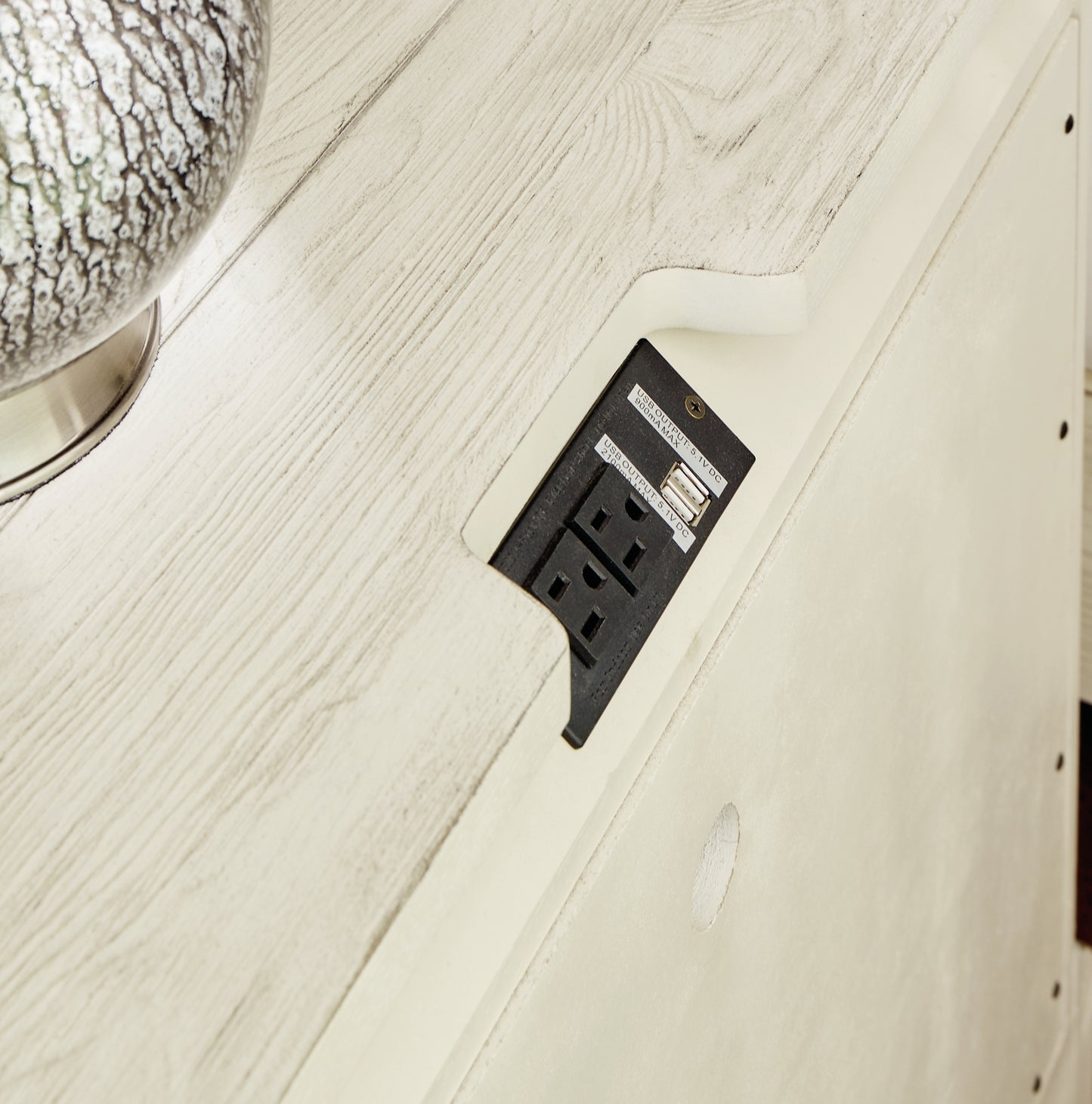 Cama tapizada Arlendyne con cómoda con espejo, cómoda y mesita de noche