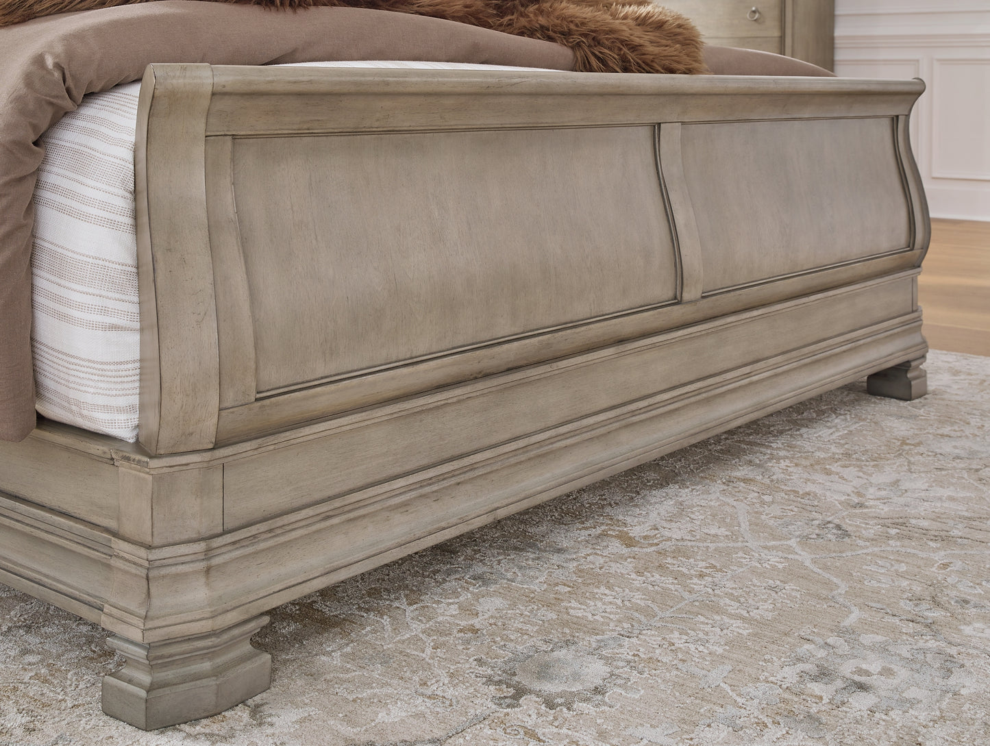 Cama tipo trineo Lexorne con tocador con espejo, cómoda y mesita de noche