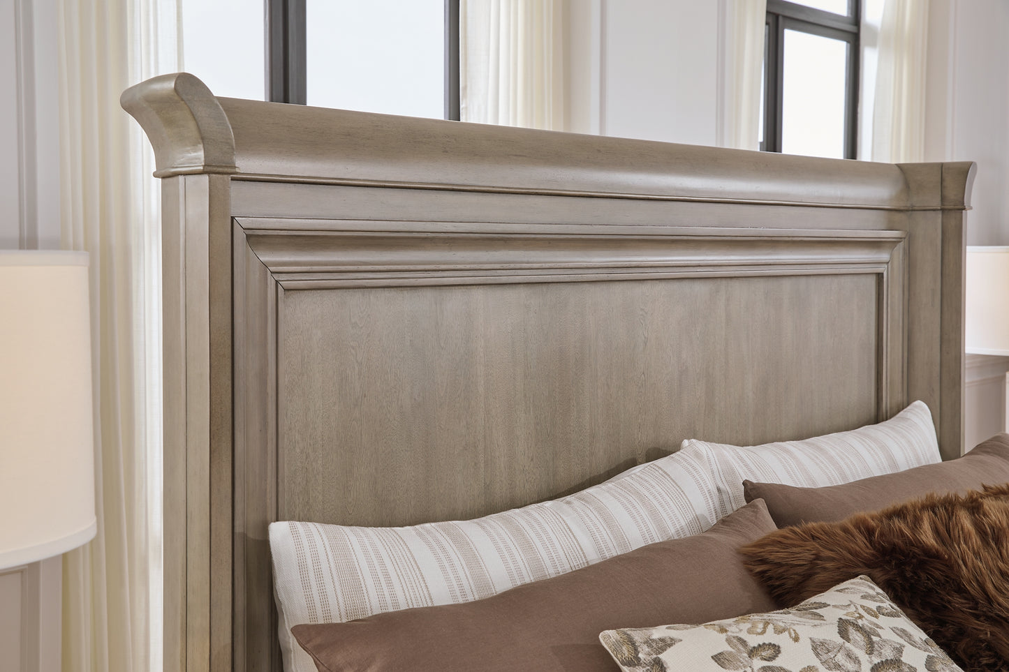 Cama tipo trineo Lexorne con cómoda y arcón con espejo