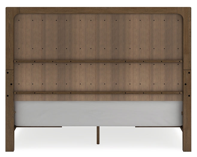 Cama California con paneles Cabalynn y espacio de almacenamiento, con tocador con espejo, cómoda y mesita de noche