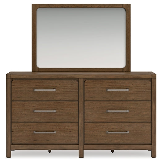 Cama tapizada Cabalynn California con cómoda con espejo, cómoda y mesita de noche