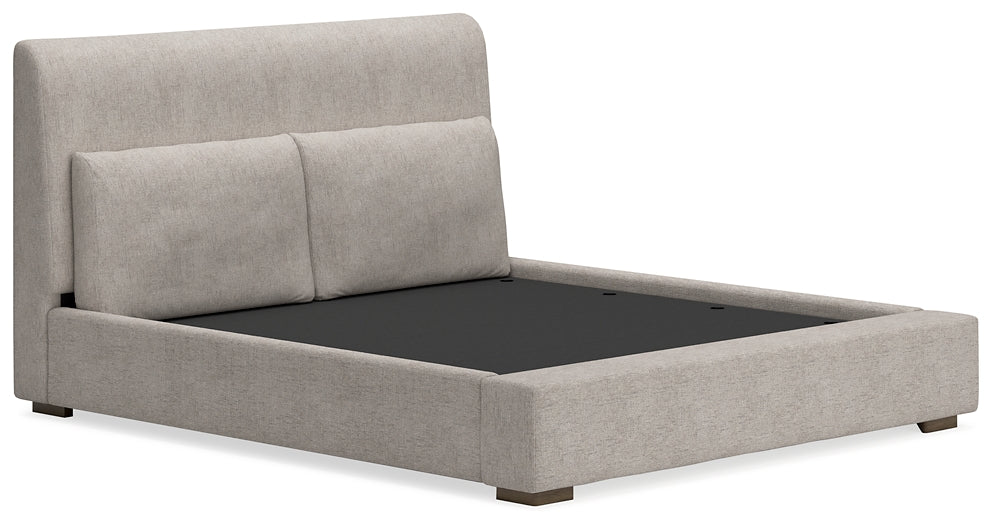 Cama tapizada Cabalynn California con cómoda con espejo, cómoda y mesita de noche