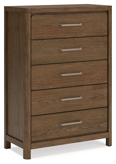 Cama tapizada Cabalynn California con cómoda con espejo, cómoda y mesita de noche