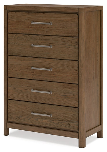 Cama tapizada Cabalynn California con cómoda con espejo, cómoda y mesita de noche