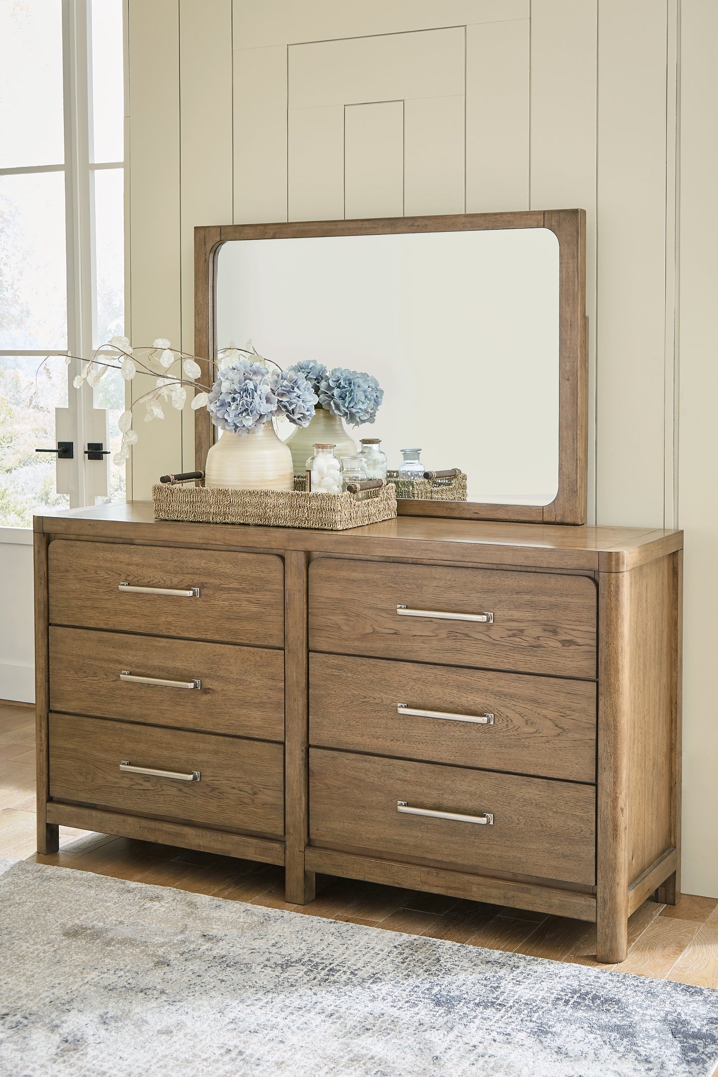 Cama tapizada Cabalynn California con cómoda con espejo, cómoda y mesita de noche