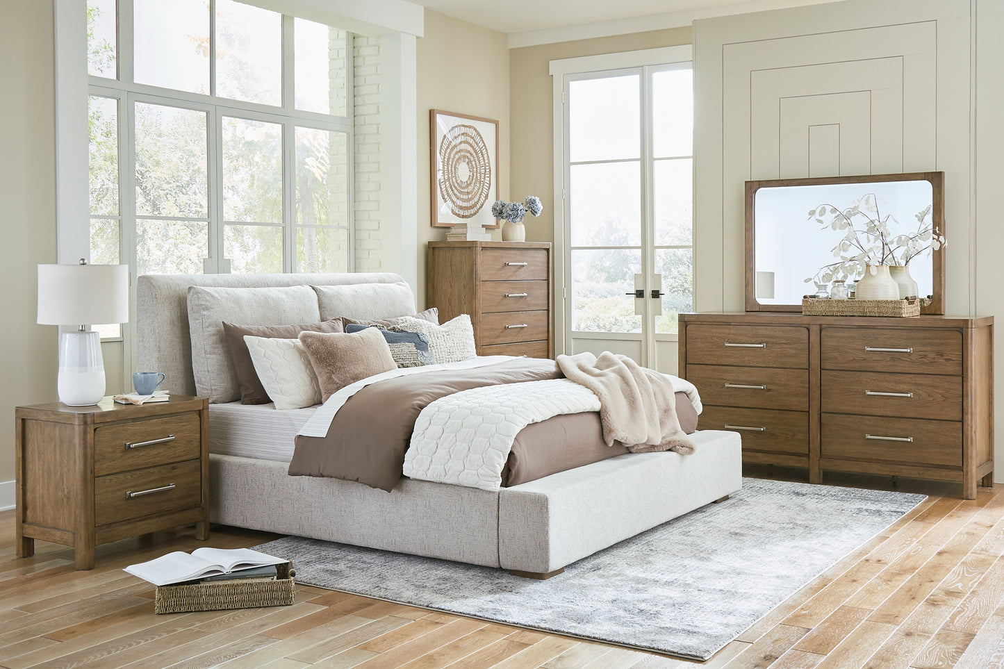 Cama tapizada Cabalynn California con cómoda con espejo, cómoda y mesita de noche