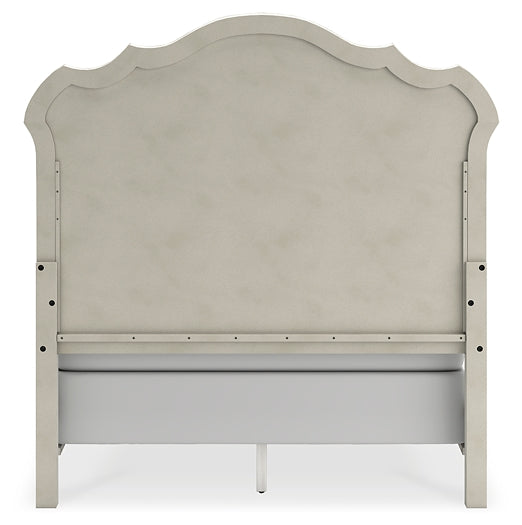 Cama tapizada Arlendyne con cómoda y espejo