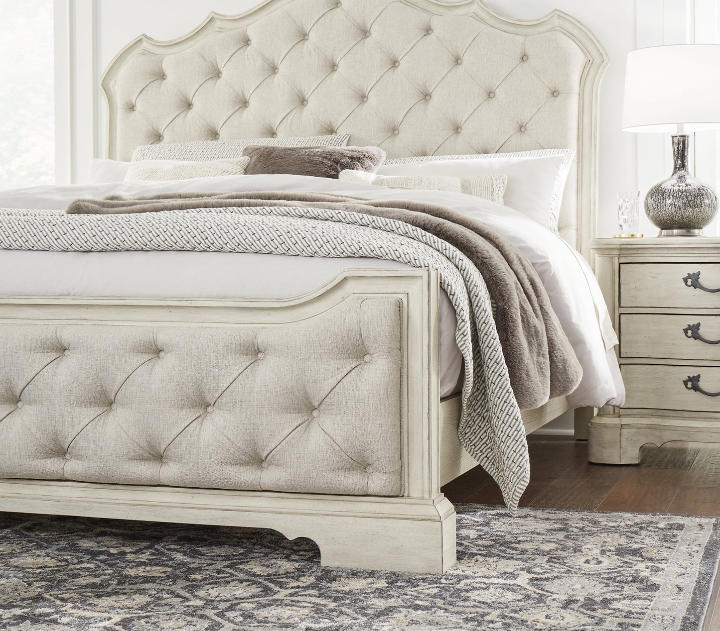 Cama tapizada Arlendyne con cómoda y espejo