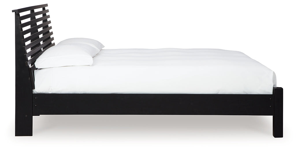Cama con paneles Danziar y tocador con espejo