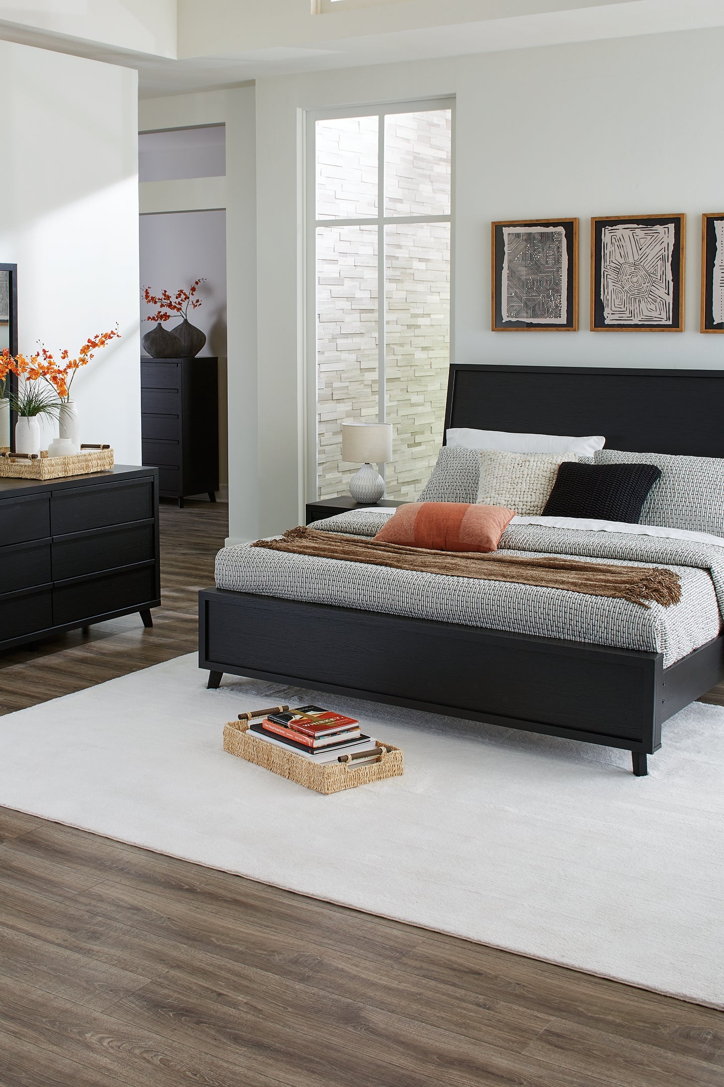 Cama con paneles Danziar, cómoda con espejo y mesita de noche