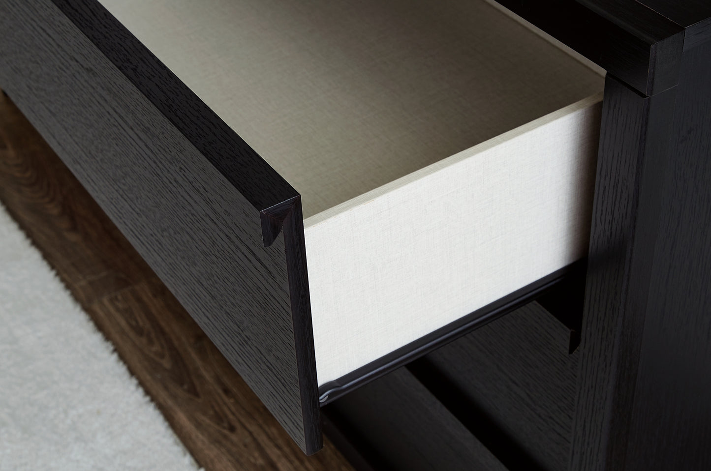 Cama con paneles Danziar, cómoda con espejo y mesita de noche
