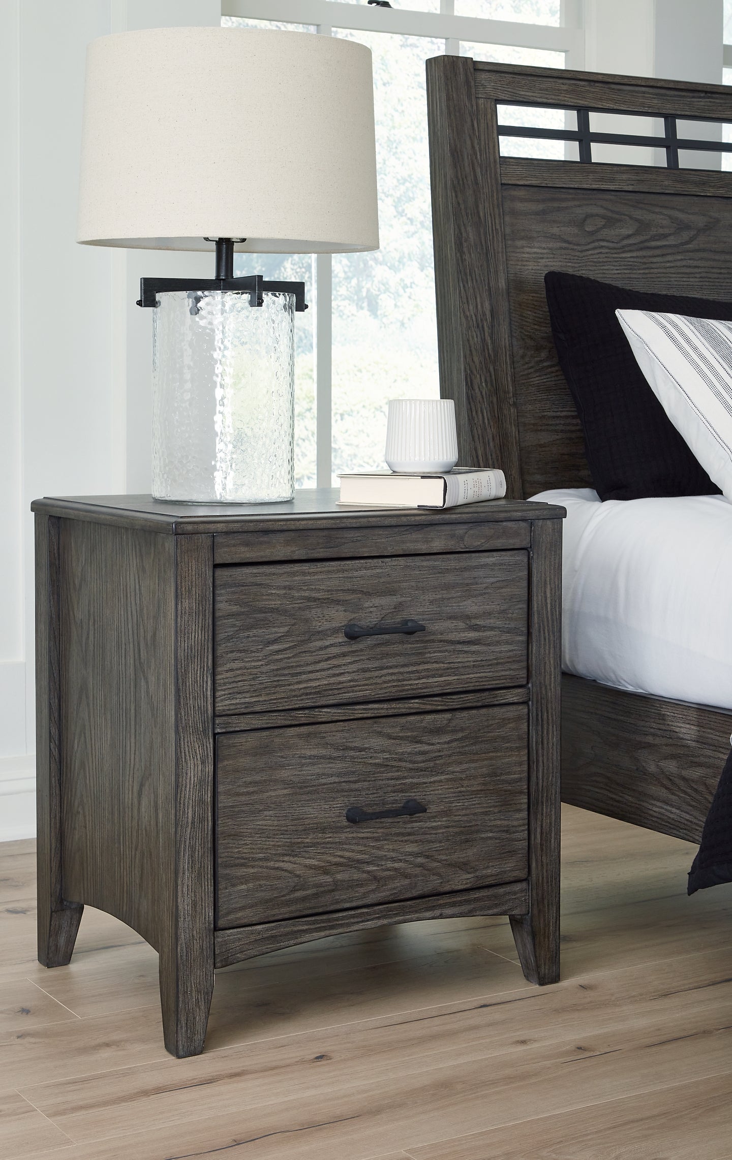 Cama Montillan con paneles, cómoda con espejo y mesita de noche