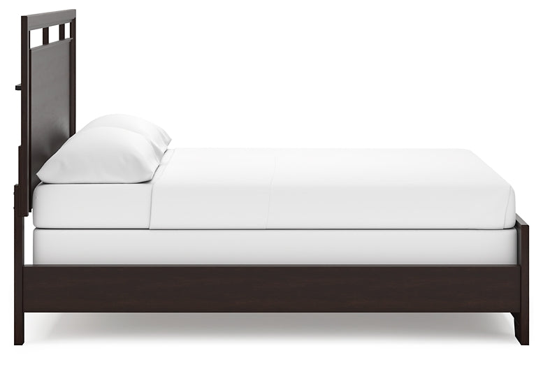 Cama con paneles Covetown California y tocador con espejo