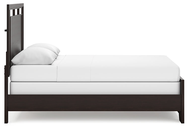 Cama con paneles Covetown y tocador con espejo