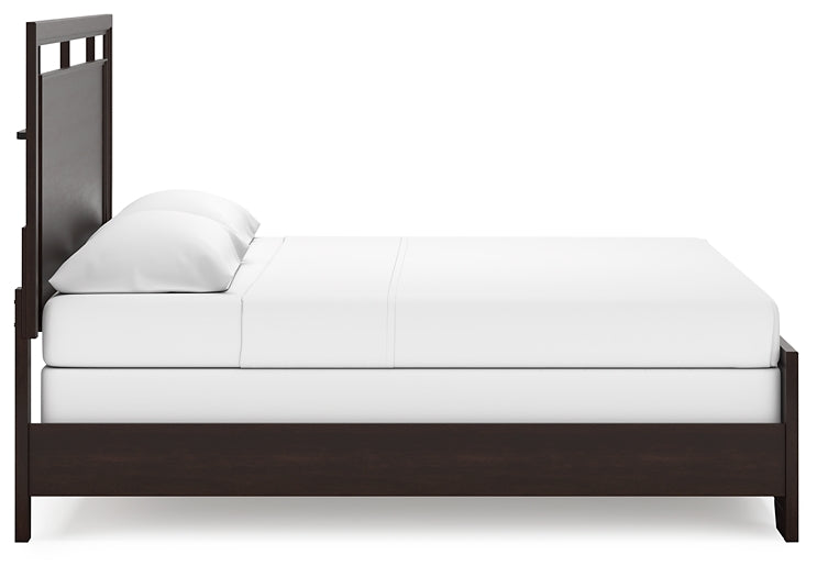 Cama con paneles Covetown y tocador con espejo
