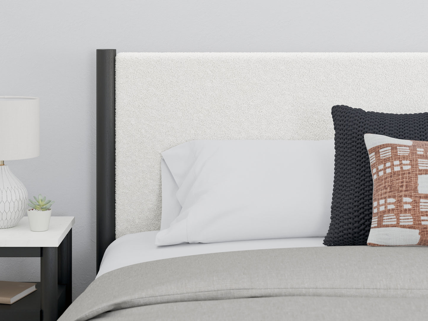 Cama Cadmori tapizada con paneles y cómoda con espejo