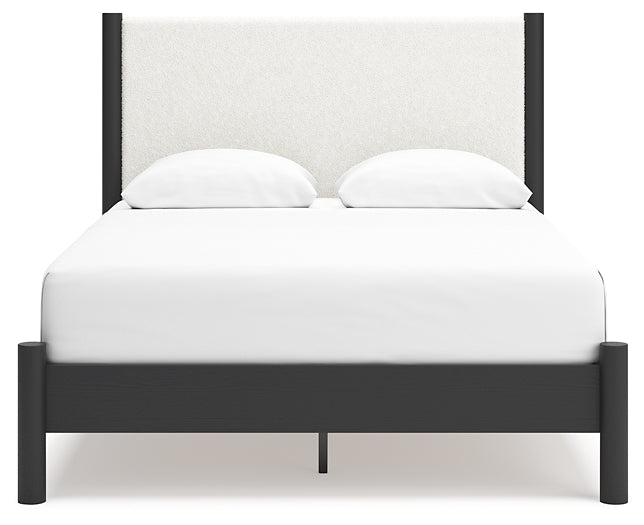 Cama Cadmori tapizada con paneles, cómoda con espejo y mesita de noche