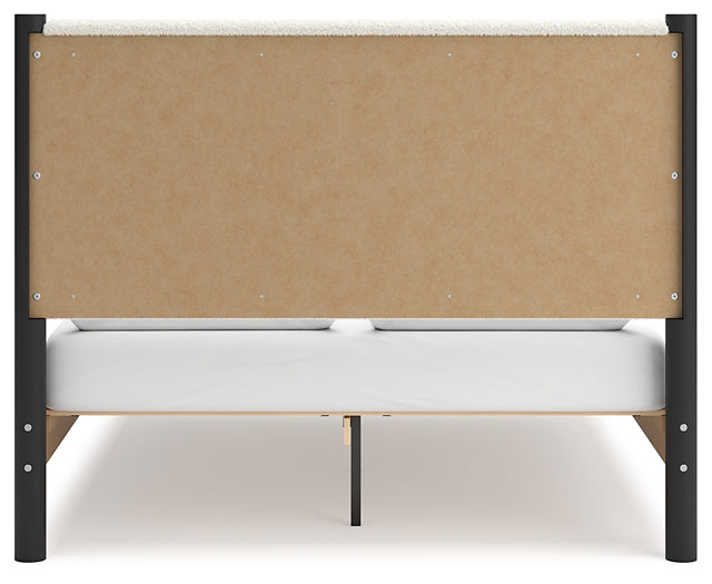 Cama Cadmori tapizada con paneles, cómoda con espejo y mesita de noche