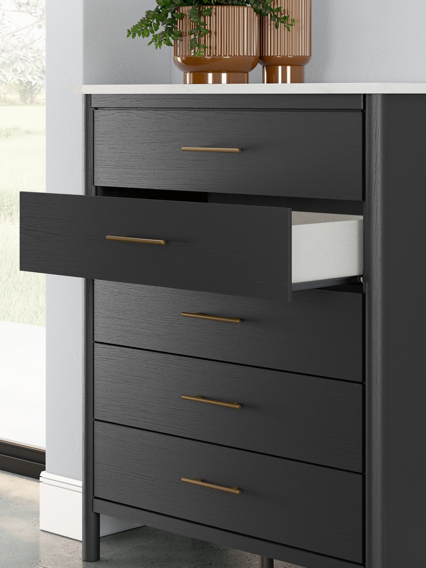 Cama Cadmori tapizada con paneles, cómoda con espejo y mesita de noche