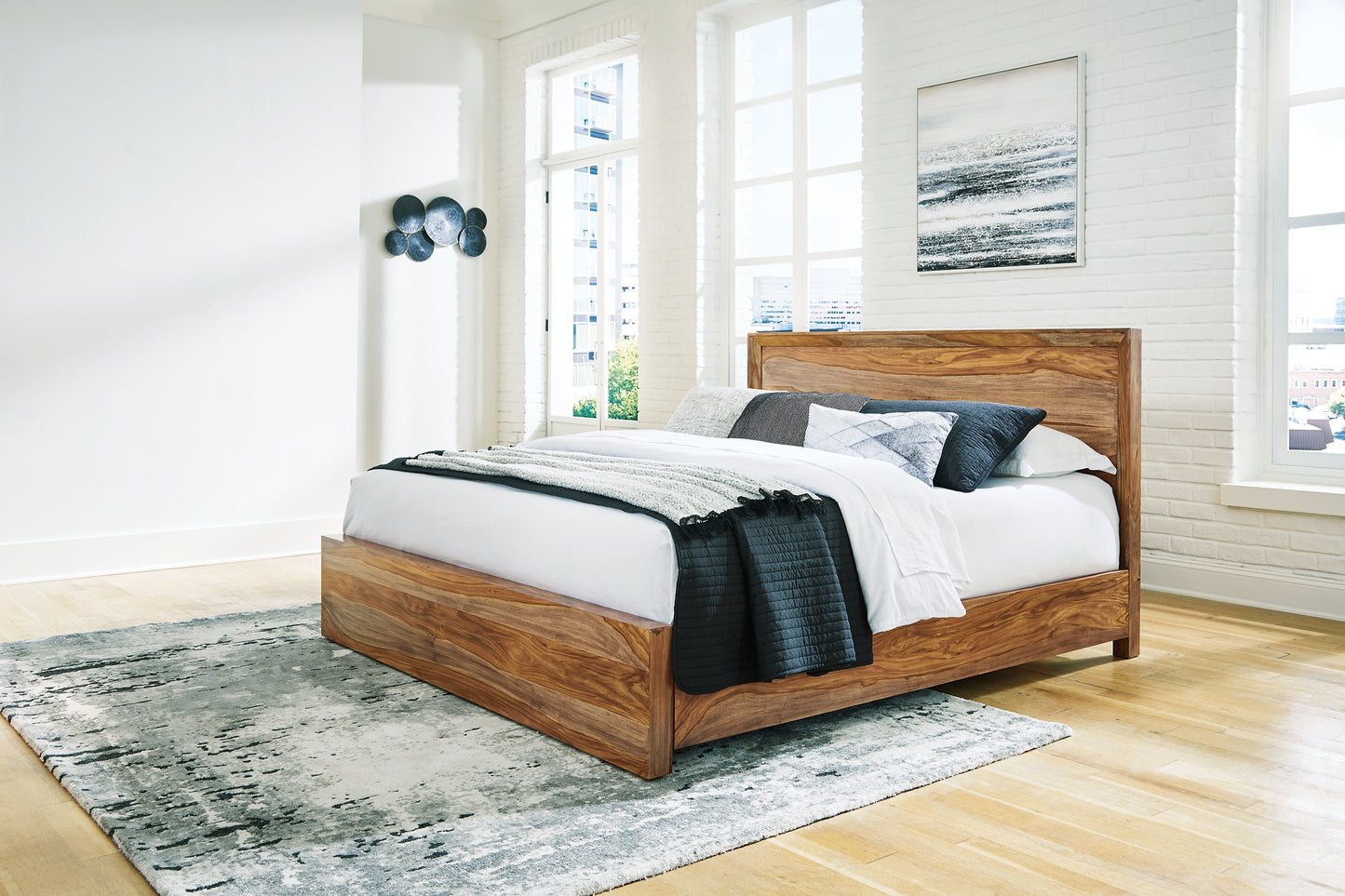 Cama con paneles California de Dressonni y tocador con espejo
