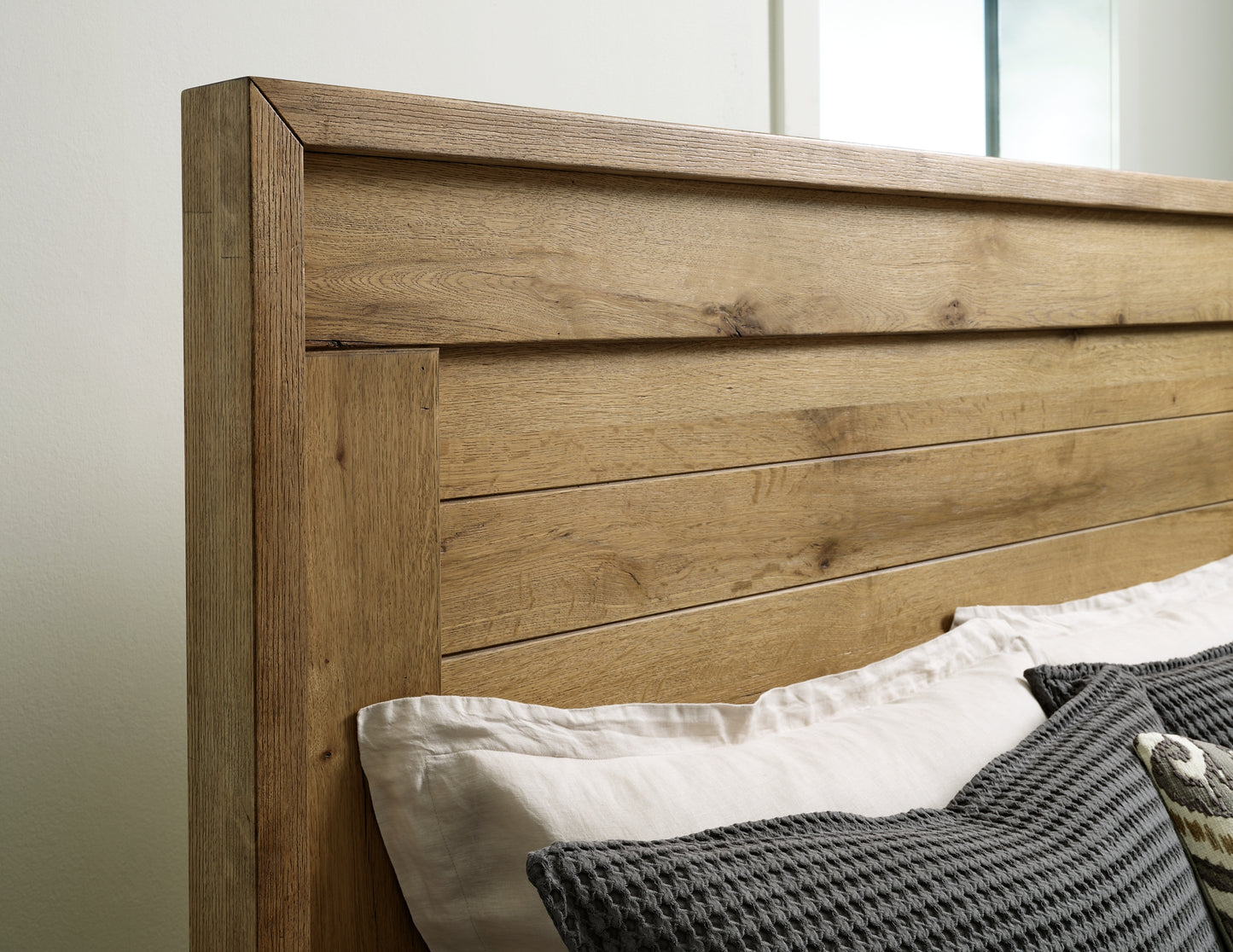 Cama con paneles Galliden y tocador con espejo