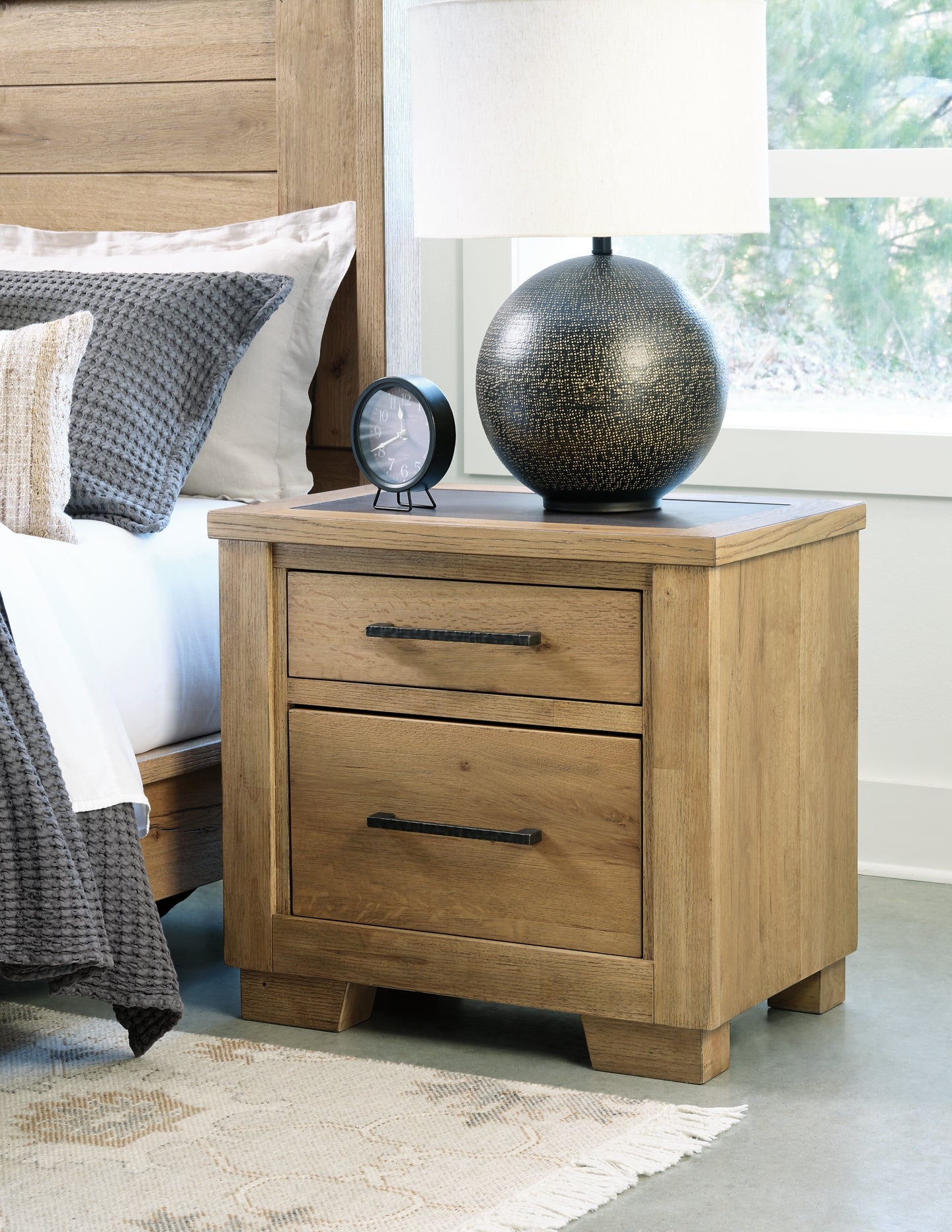 Cama con paneles Galliden, cómoda con espejo y mesita de noche