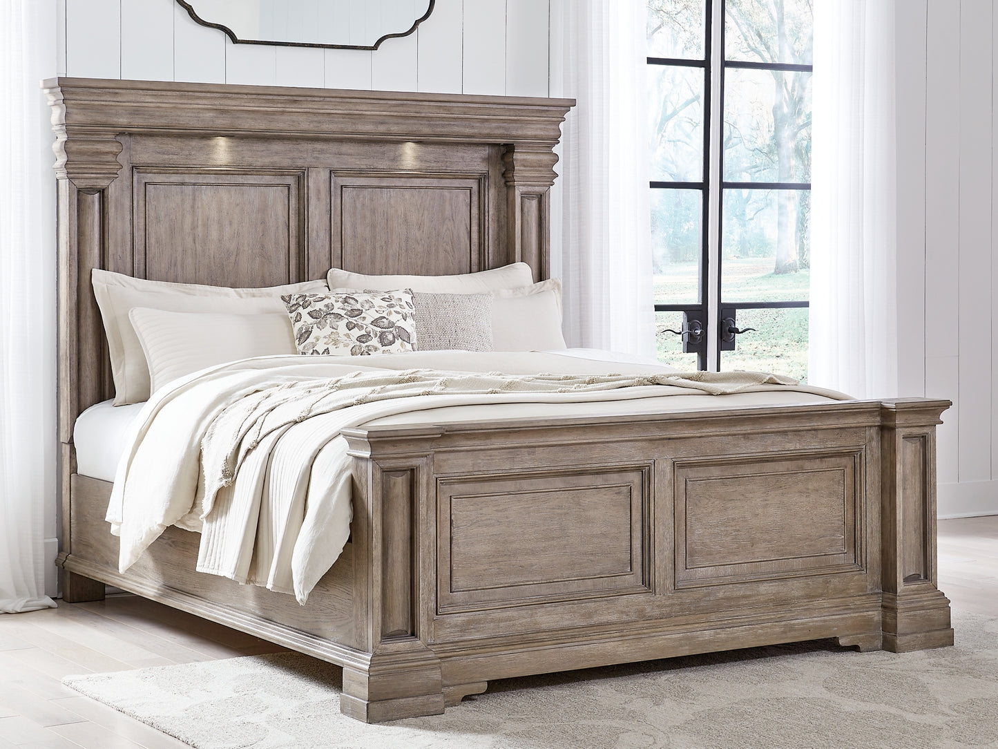 Cama California con paneles Blairhurst, tocador con espejo y mesita de noche