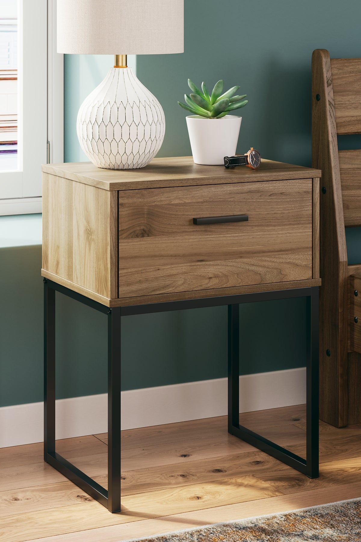 Deanlow Panel Headboard With Dresser And Nightstand