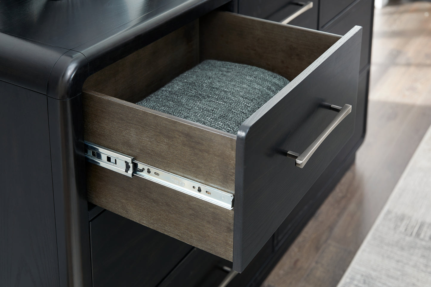 Cama tapizada Rowanbeck con tocador, cómoda y mesita de noche con espejo