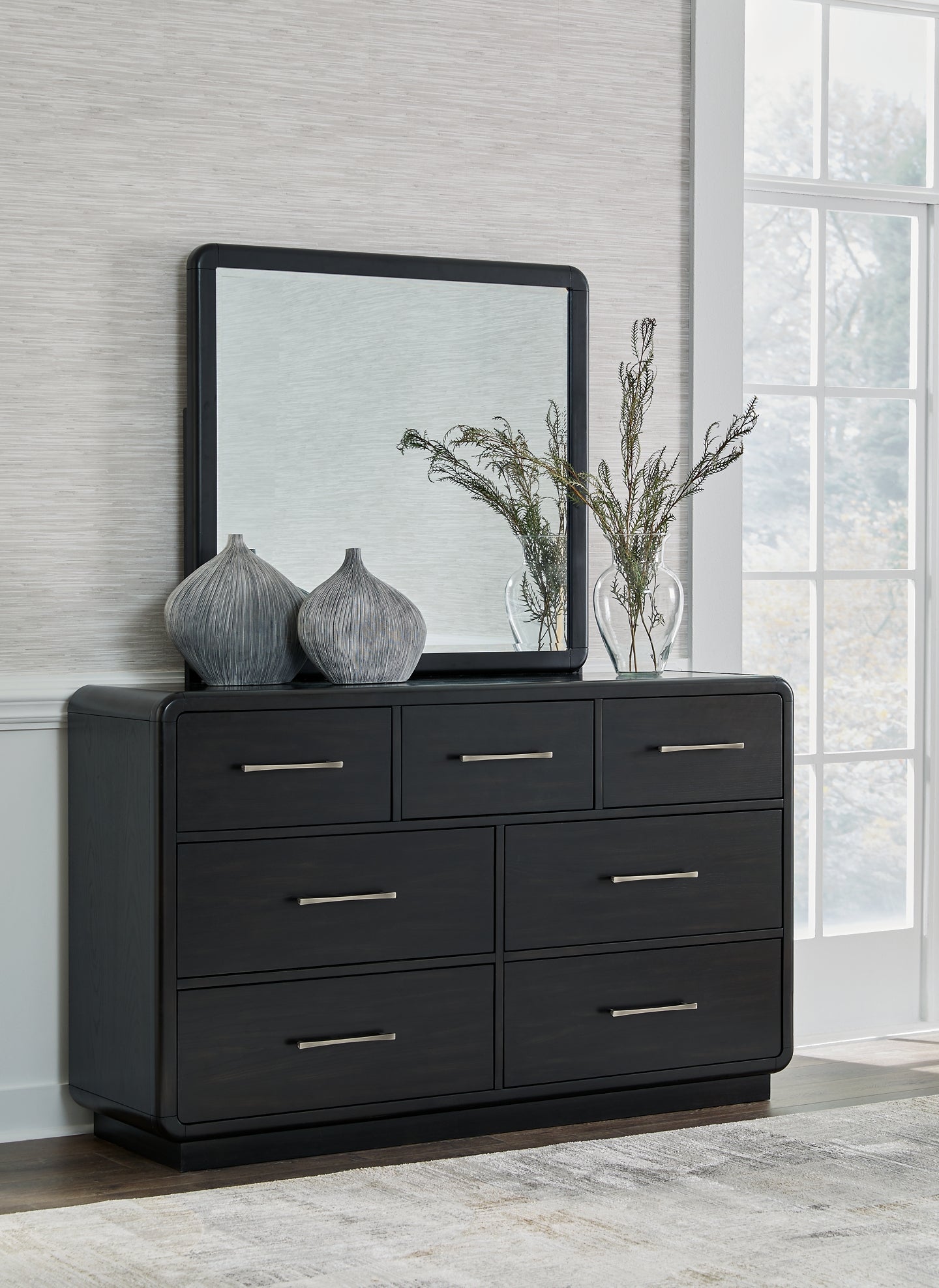 Cama tapizada Rowanbeck con tocador y cómoda con espejo