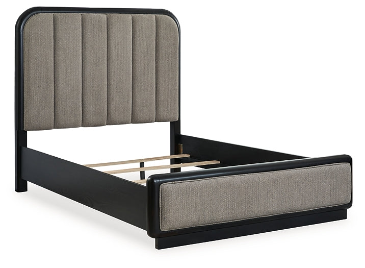 Cama tapizada Rowanbeck con tocador y mesita de noche con espejo
