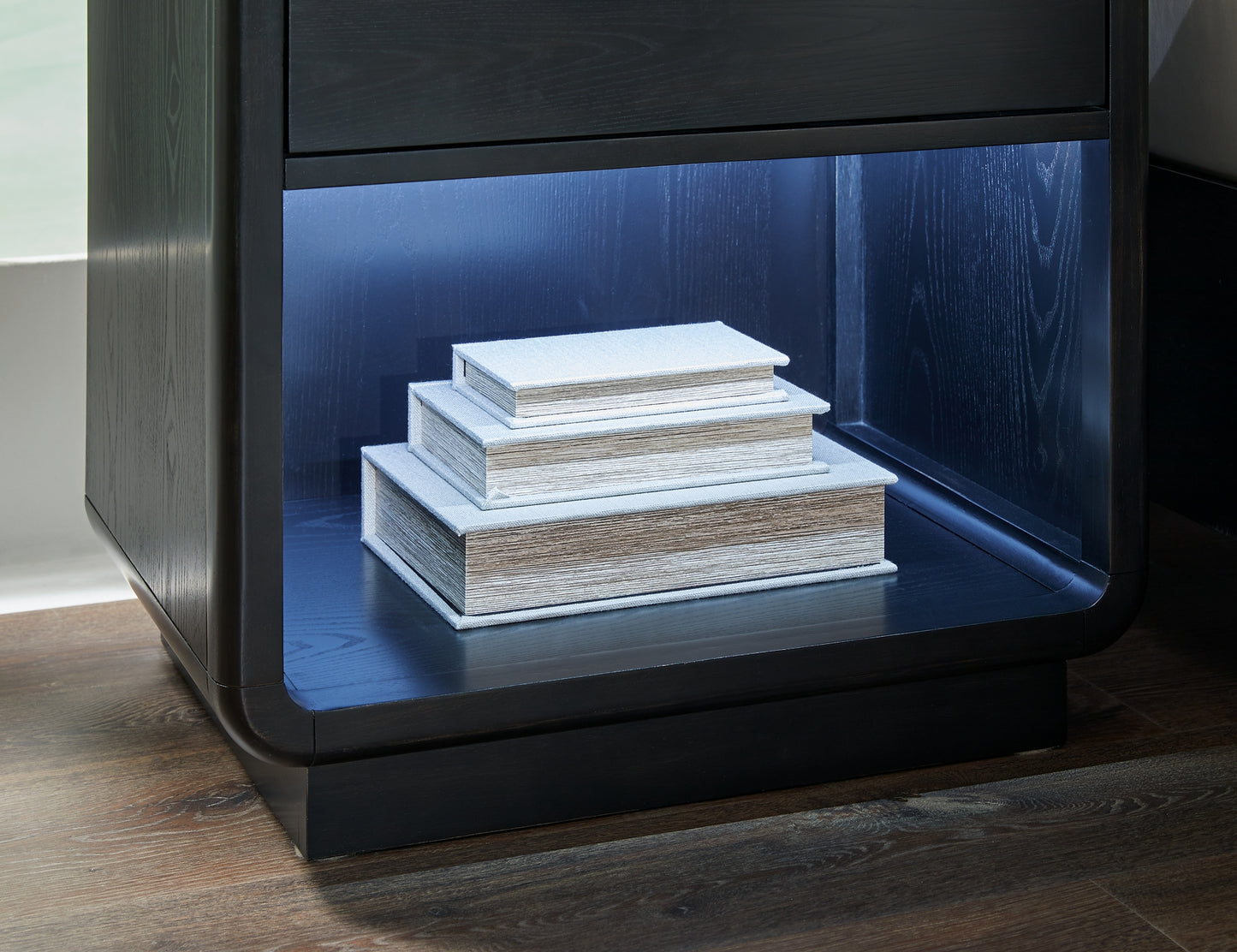 Cama tapizada Rowanbeck con tocador, cómoda y mesita de noche con espejo