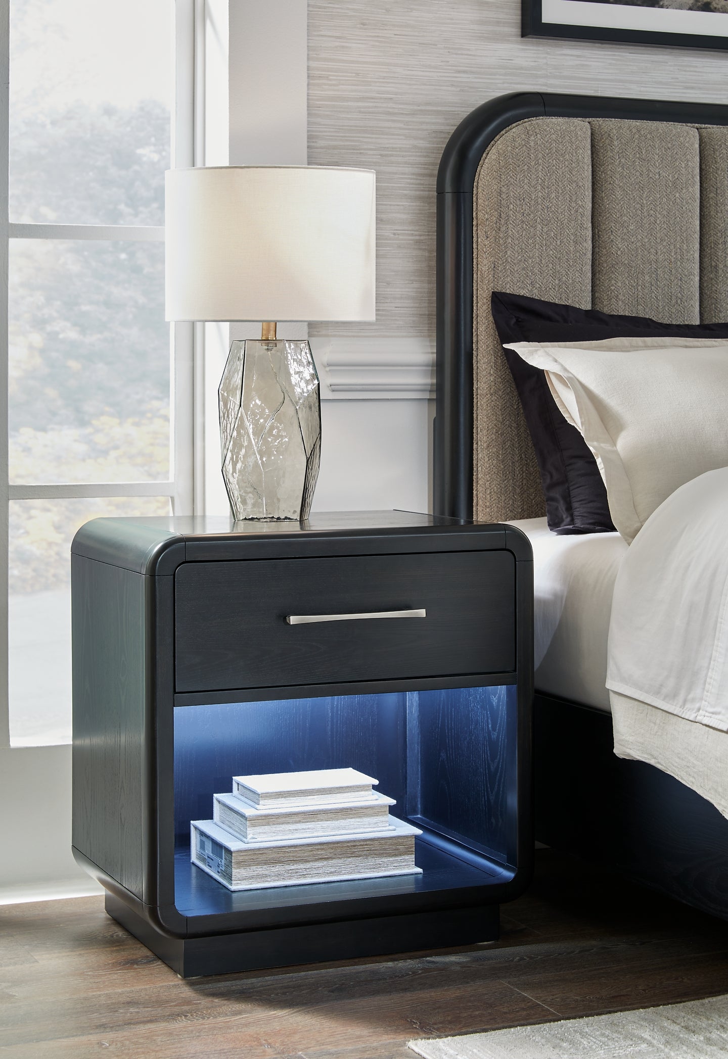 Cama tapizada Rowanbeck con tocador y mesita de noche con espejo