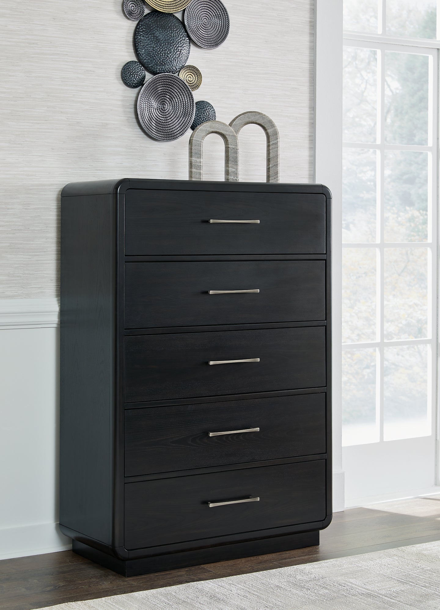 Cama tapizada Rowanbeck con tocador y cómoda con espejo
