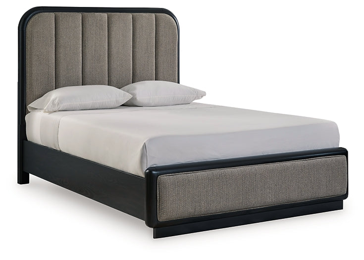 Cama tapizada Rowanbeck con paneles y tocador con espejo
