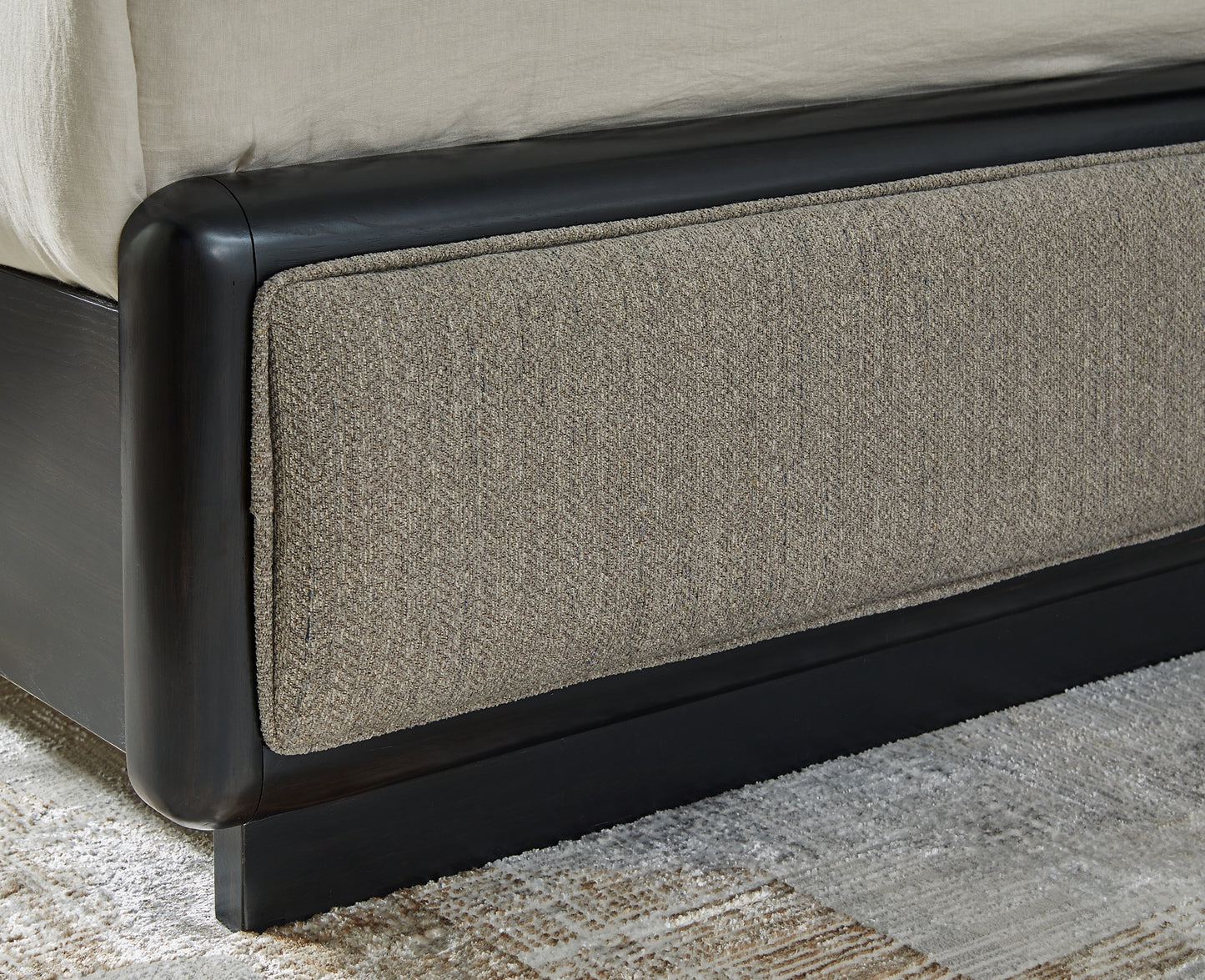 Cama tapizada Rowanbeck con tocador y cómoda con espejo