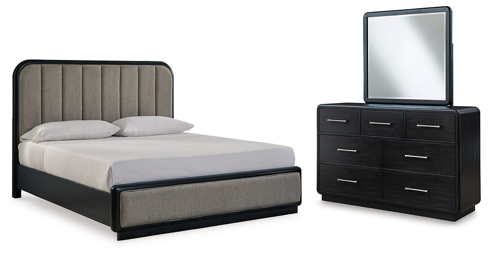 Cama tapizada Rowanbeck con paneles y tocador con espejo