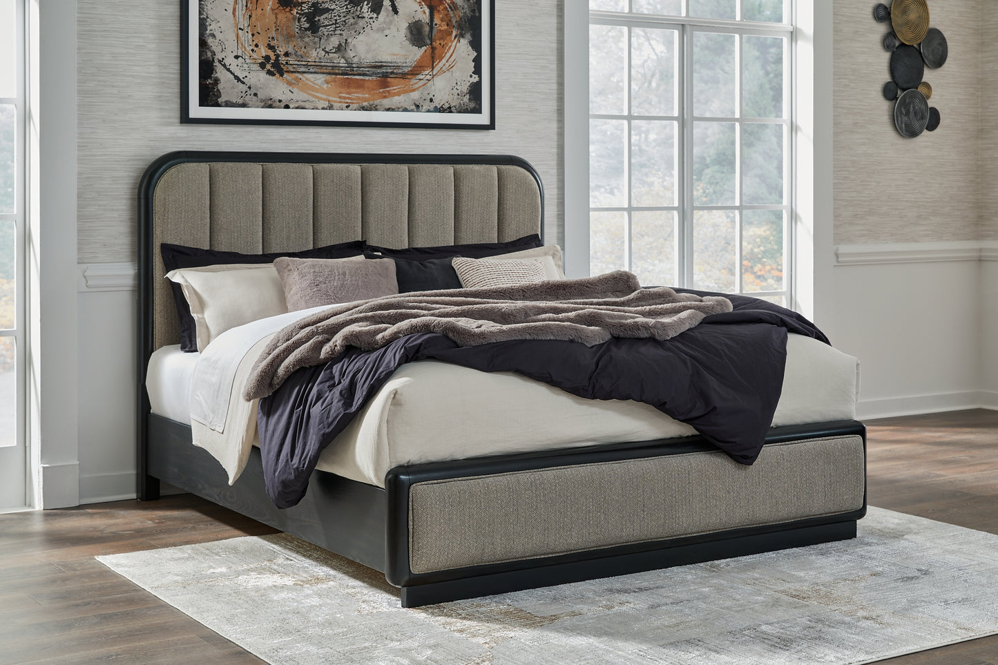 Cama tapizada con paneles y tocador con espejo Rowanbeck California