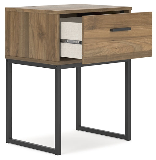 Deanlow Platform Panel Bed With Dresser And Nightstand