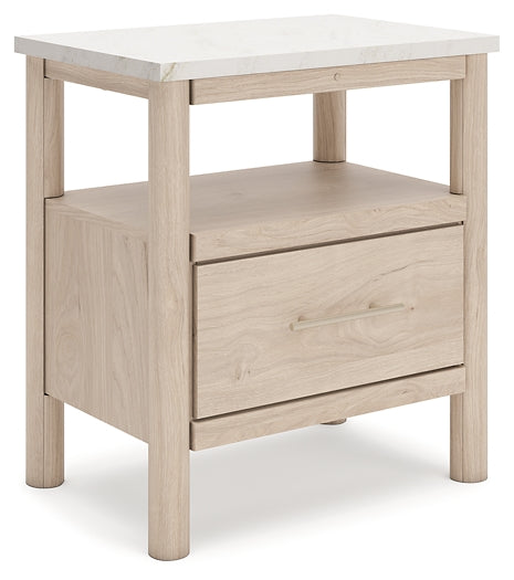 Cama Cadmori tapizada con paneles, cómoda con espejo y mesita de noche