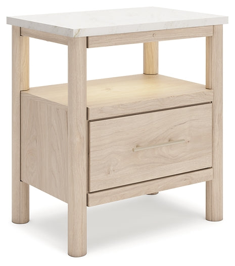 Cama Cadmori tapizada con paneles, cómoda con espejo y mesita de noche