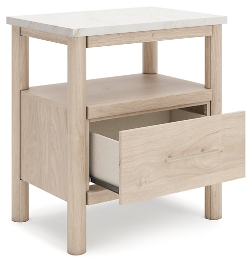 Cama Cadmori tapizada con paneles, cómoda con espejo y mesita de noche