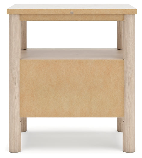 Cama Cadmori tapizada con paneles, cómoda con espejo y mesita de noche