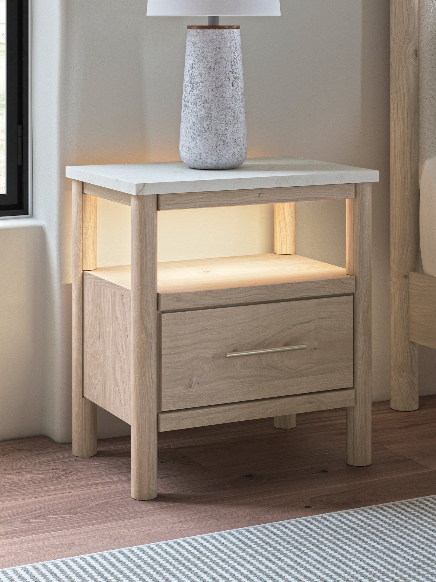 Cama Cadmori tapizada con paneles, cómoda con espejo y mesita de noche