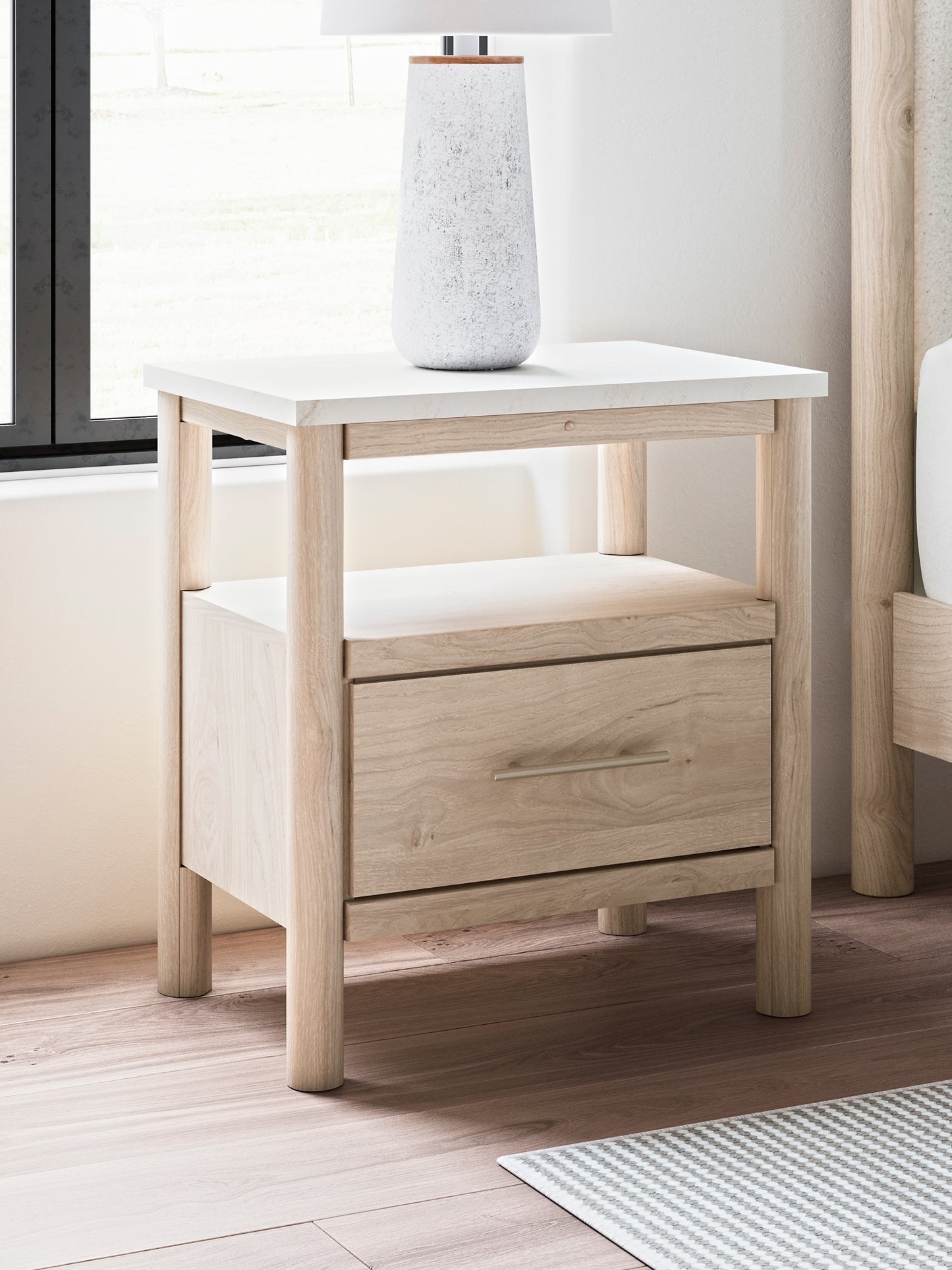 Cama Cadmori tapizada con paneles, cómoda con espejo y mesita de noche