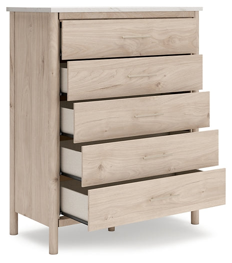 Cama Cadmori tapizada con paneles, cómoda y espejo