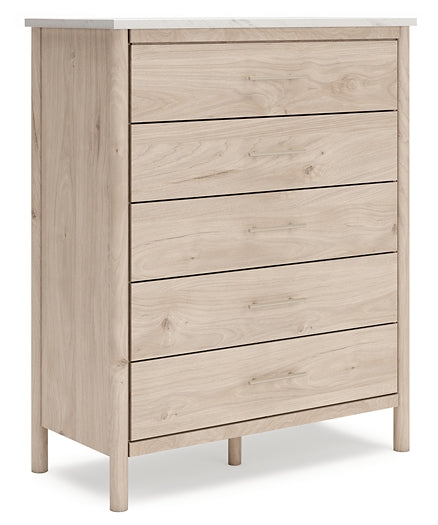 Cama Cadmori tapizada con paneles, cómoda y espejo